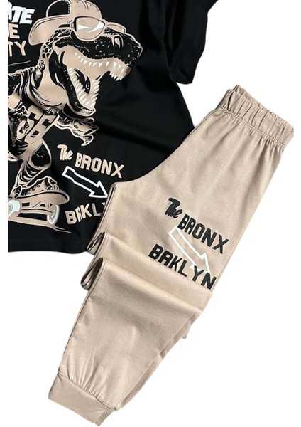 Erkek Çocuk Dinazor ve Kaykay Baskılı Yazı Detaylı Bej Pijama Takımı modelleri