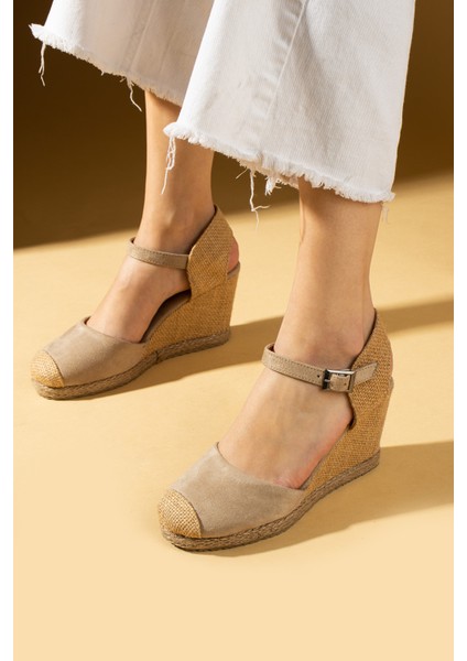 Hasır Dolgu Taban Önü Kapalı Tokalı Kadın Sandalet 69-71-24SÜET