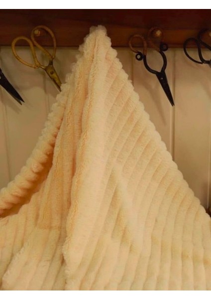 Krem Renkte Peluş Kumaş
