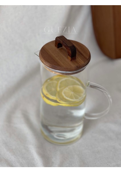 Akasya Kapaklı Borosilikat Cam Çizgili Model Sürahi (1300 Ml)