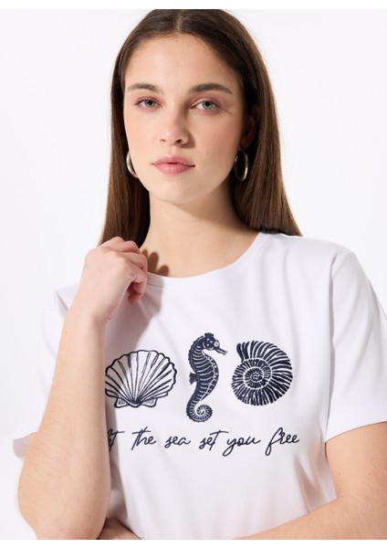 Bisiklet Yaka Nakışlı Kırık Beyaz Kadın T-Shirt F5SL-TST0252