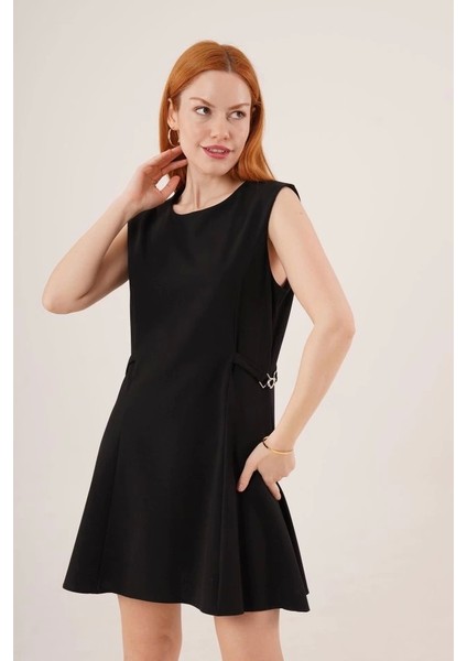 Yanları Zincir Detaylı Sıfır Kol Siyah Mini Elbise