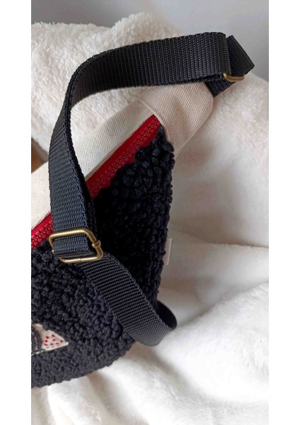 Shapes Black Teddy Nakışlı El Yapımı Bel Çantası fırsatları