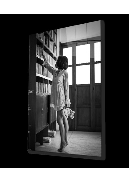 - Siyah Beyaz Kütüphanedeki Kadın Cam Tablo