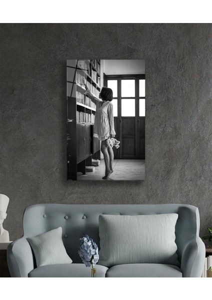 - Siyah Beyaz Kütüphanedeki Kadın Cam Tablo fiyatları