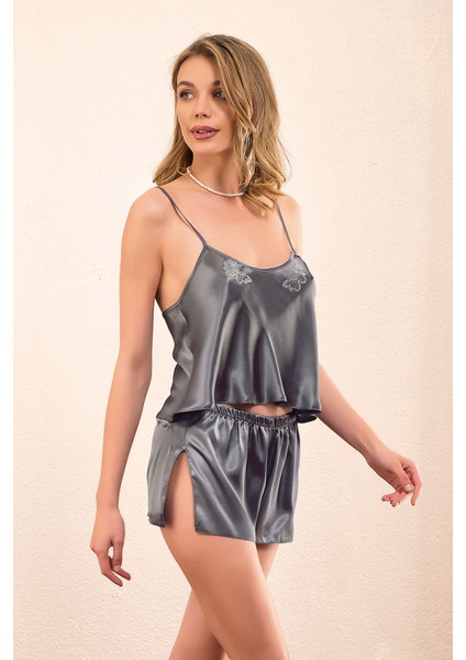 Şık ve Rahat Kelebek Işlemeli Gri Saten Pijama Takımı
