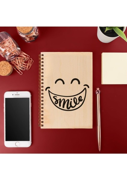 Her Zaman Gülümse Tasarımlı 8 cm x 12 cm Ölçülerinde Çizgisiz 48 Yaprak Ahşap Kapaklı Defter