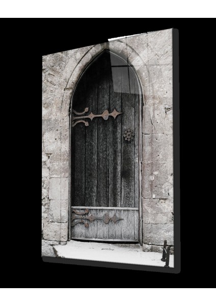 - Taş Duvarlar ve Demir Motifli Ahşap Kapı Görselli Dikey Cam Tablo fiyatları