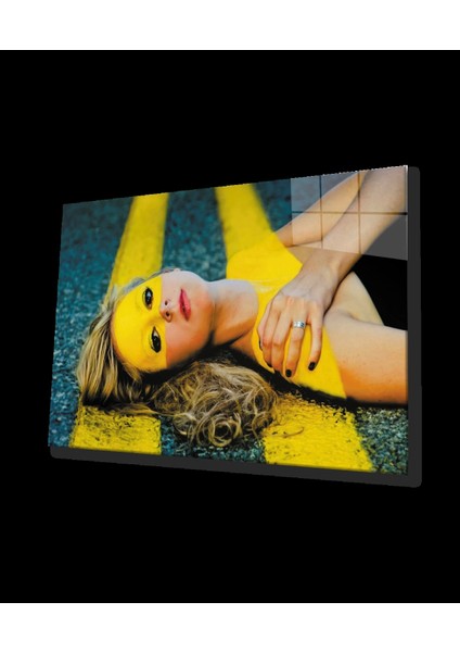 - Kadın Sarı Yol Şeridi Cam Tablo