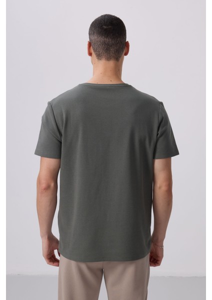 Haki Yüzeyi Dokulu Rahat Form Basic Erkek T-Shirt - 88436