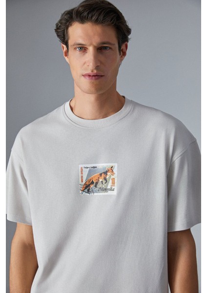 Mongolıa Erkek Baskı Detaylı Organik Pamuk Bisiklet Yaka Kısa Kol Comfort Bej T-Shirt