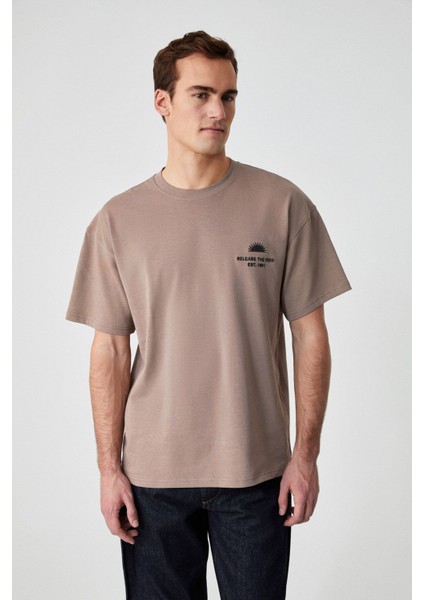 Khary Erkek Nakış Detaylı Organik Pamuk Oversize Bisiklet Yaka Vizon T-Shirt