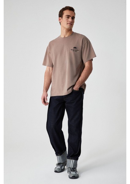 Khary Erkek Nakış Detaylı Organik Pamuk Oversize Bisiklet Yaka Vizon T-Shirt