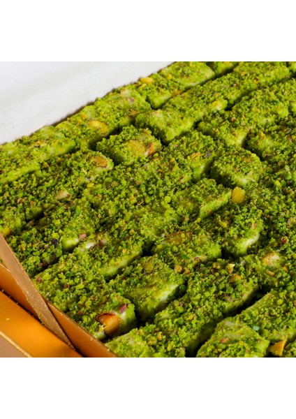 Yeşil Antep Fıstıklı Çifte Kavrulmuş Lokum Gold Kutu (1100G)