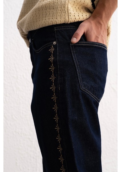 Nakış Detaylı Lacivert Jean