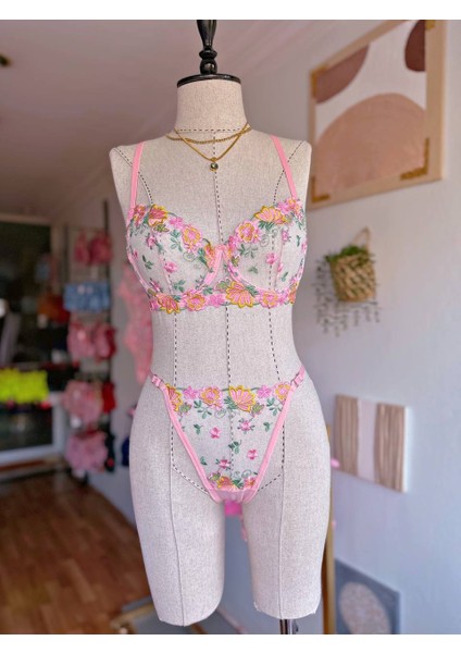 Merlife Lingerie Pembe Barbie Çiçek Desenli Balenli Brode Sütyen & Tanga String Iç Çamaşır Takım fiyatları