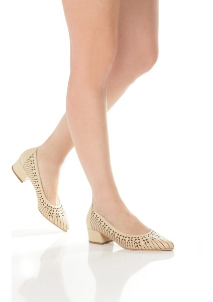 ​​tiran Bej Rengi Hakiki Deri Stiletto Kısa Kalın Topuklu Yazlık Ayakabı