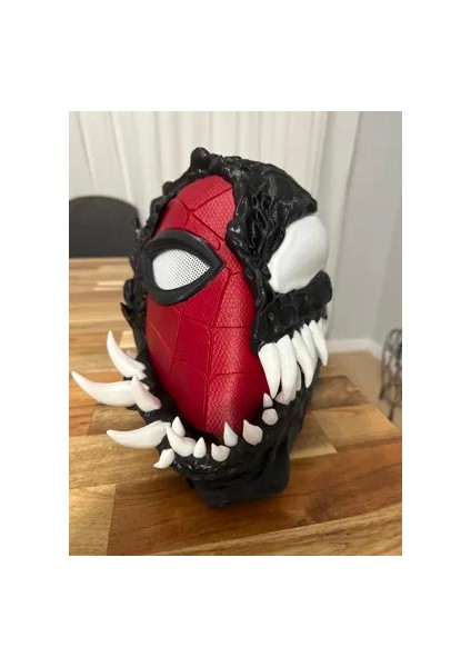 Takılabilir 'venomlaşan Spiderman' Maskesi