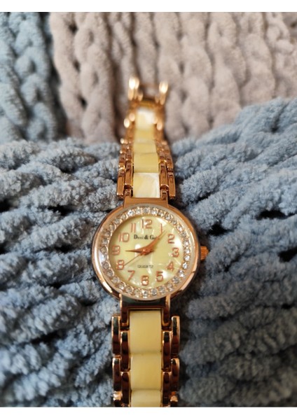Rose Gold Çerçeveli Kadın Saat Zarif ve Işıltılı Model