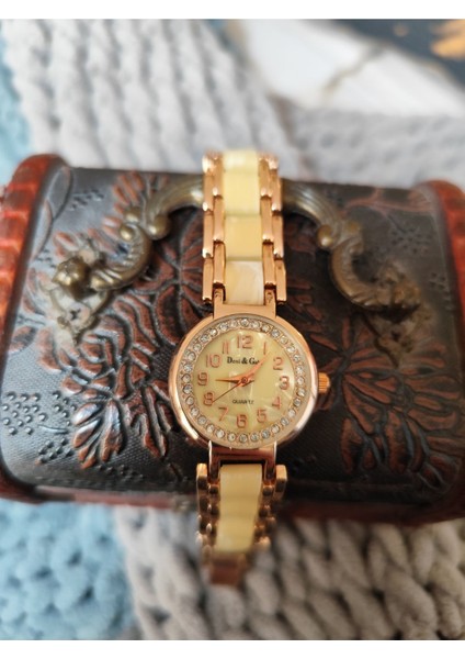 Rose Gold Çerçeveli Kadın Saat Zarif ve Işıltılı Model