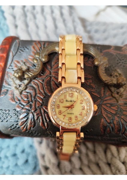 Rose Gold Çerçeveli Kadın Saat Zarif ve Işıltılı Model