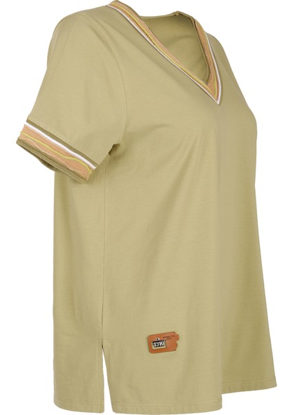 Kadın Oversize V Yaka Minimalist T-Shirt - Kısa Kol