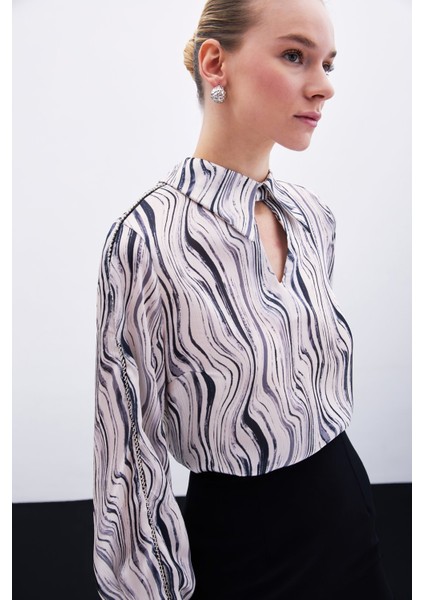 Kol Aksesuarlı Desenli Bluz - Siyah