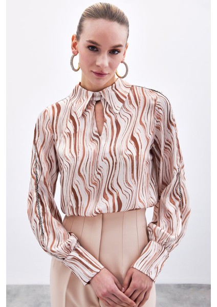 Kol Aksesuarlı Desenli Bluz - Camel