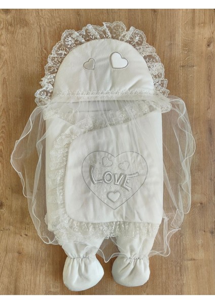 Love Dantelli Kız Bebek Ayaklı Kundak Ekru