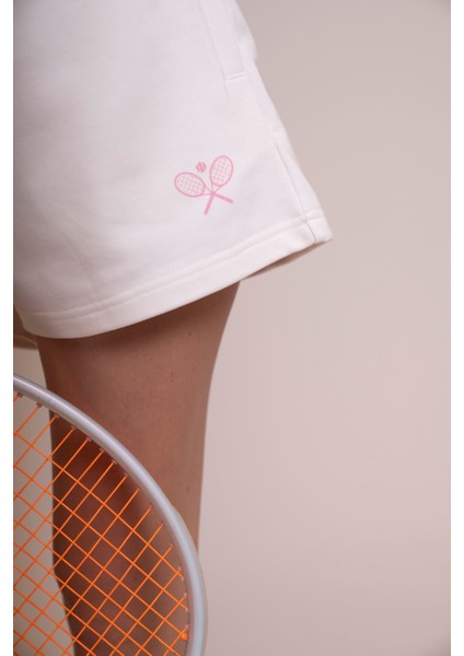 Delicate Kadın Ekru Spor Şort - Rahat Kesim, Şık Tenis Raketi Detaylı modelleri