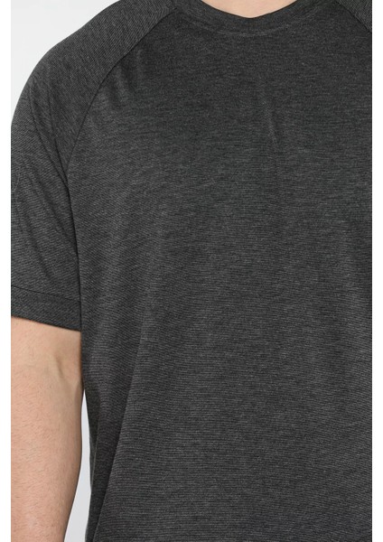 Erkek Bisiklet Yaka Kendinden Desenli Amblem Detaylı Tişört P-00015041 fırsatları