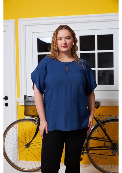 Yaka ve Kol Detaylı Büyük Beden Bluz Lacivert