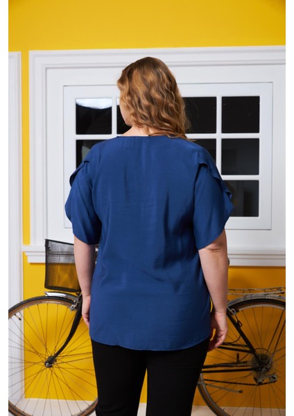 Yaka ve Kol Detaylı Büyük Beden Bluz Lacivert fırsatları