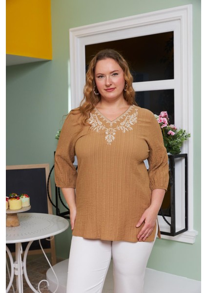 Yaka Nakış ve Taş Detaylı Büyük Beden Krinkıl Bluz Vizon