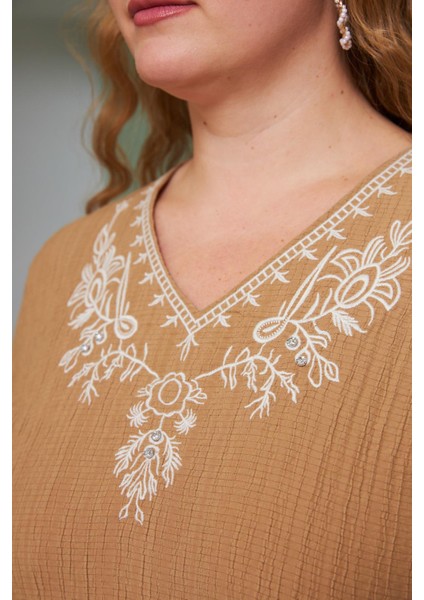 Yaka Nakış ve Taş Detaylı Büyük Beden Krinkıl Bluz Vizon fiyatları