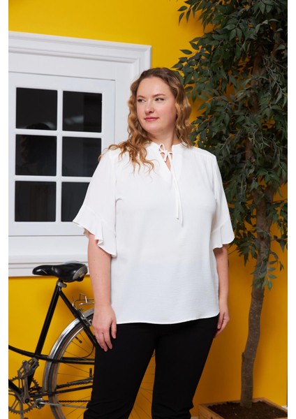 Yaka Bağcık Detaylı Büyük Beden Bluz Ekru