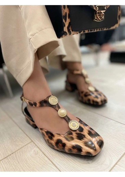 Kadın Rugan Çift Bantlı Şık Tokalı Detaylı Açık Klasik Topuklu Ayakkabı