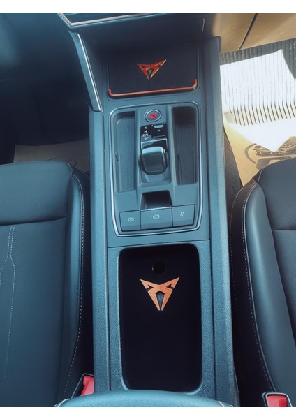 Cupra Leon ve Formentor Kadife Kumaş Kaplı, Kabartma Logolu Bardaklık ve Şarj Bölmesi Kapağı Seti”