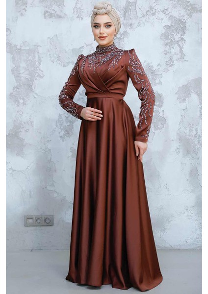Boncuk Işlemeli Kahverengi Tesettür Saten Abiye Elbise 4433KH modelleri