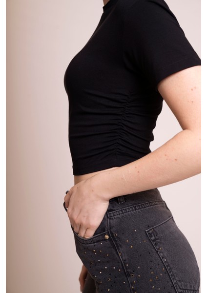 Muse Kadın Siyah Kısa Kollu Yüksek Yaka Crop Body - Fit ve Rahat Basic Tişört