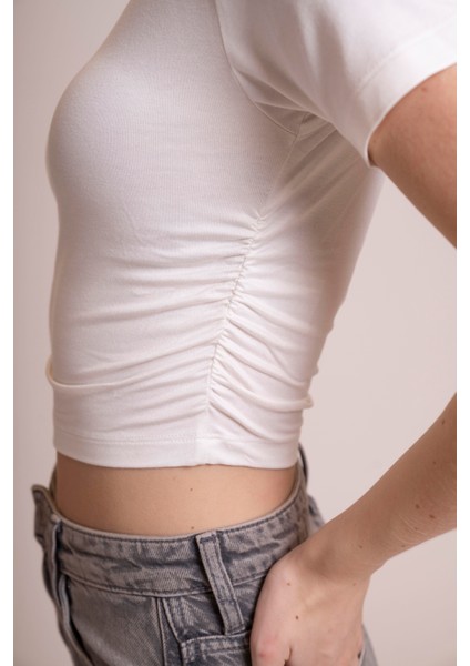 Muse Kadın Beyaz Kısa Kollu Yüksek Yaka Crop Body - Fit ve Rahat Basic Tişört