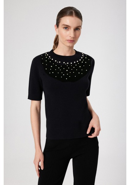 Siyah Yakası Işlemeli Triko Kadın Kazak