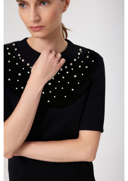 Siyah Yakası Işlemeli Triko Kadın Kazak fiyatları