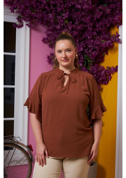 Yaka Bağcık Detaylı Büyük Beden Bluz Kahve