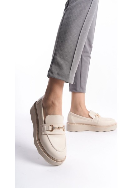 Krem Önden Taşlı Metal Detaylı Parlak Şeritli Yüksek Taban Günlük Loafer Makosen Kadın Ayakkabı