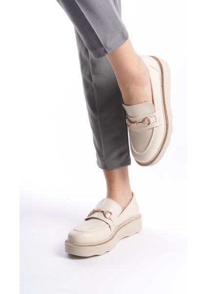 Krem Önden Taşlı Metal Detaylı Parlak Şeritli Yüksek Taban Günlük Loafer Makosen Kadın Ayakkabı modelleri