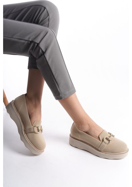 Krem Önden Metal Detaylı Parlak Şeritli Yüksek Taban Günlük Loafer Makosen Kadın Ayakkabı