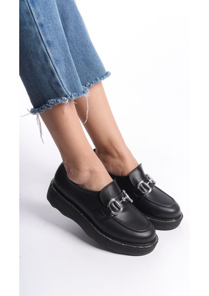 Siyah Önden Metal Detaylı Parlak Şeritli Yüksek Taban Günlük Loafer Makosen Kadın Ayakkabı