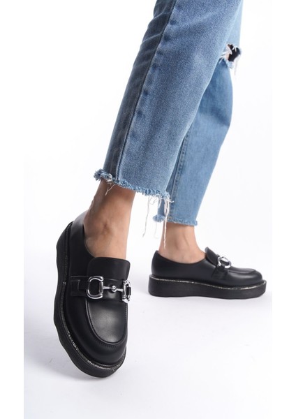 Siyah Önden Metal Detaylı Parlak Şeritli Yüksek Taban Günlük Loafer Makosen Kadın Ayakkabı modelleri