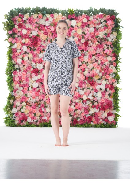 Kadın Yazlık Desenli Önden Düğmeli Şortlu Penye Lycra Pijama Takımı - Siyah Beyaz